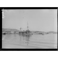 Le Pirée (Grèce). Le cuirassé français Latouche-Tréville à l'entrée du port. [légende d'origine]