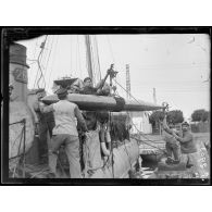 Baie Ponty (près Bizerte). Embarquement d'une torpille à bord du torpilleur 263. [légende d'origine]