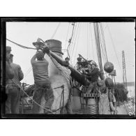 Baie Ponty (près Bizerte). Embarquement d'une torpille à bord du torpilleur 263. [légende d'origine]