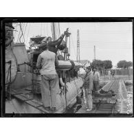 Baie Ponty (près Bizerte). Embarquement d'une torpille à bord du torpilleur 263. [légende d'origine]