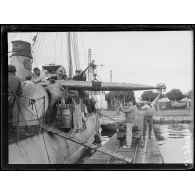 Baie Ponty (près Bizerte). Embarquement d'une torpille à bord du torpilleur 263. [légende d'origine]