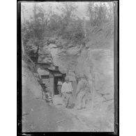 Chavonne (Aisne). Poste téléphonique dans une carrière. [légende d'origine]