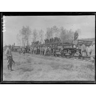 Entre Condé et Vailly (Aisne). Construction d'un chemin de fer à voie normale, le transport des voies. [légende d'origine]