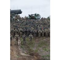 Rassemblement des troupes britanniques et françaises sur le terrain de manoeuvres de Tapa, en Estonie.