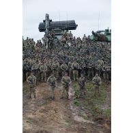 Rassemblement des troupes britanniques et françaises sur le terrain de manoeuvres de Tapa, en Estonie.