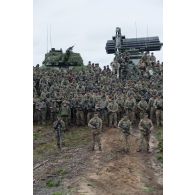 Rassemblement des troupes britanniques et françaises sur le terrain de manoeuvres de Tapa, en Estonie.