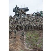 Rassemblement des troupes britanniques sur le terrain de manoeuvres de Tapa, en Estonie.