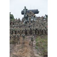 Rassemblement des troupes britanniques sur le terrain de manoeuvres de Tapa, en Estonie.