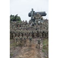 Rassemblement des troupes britanniques sur le terrain de manoeuvres de Tapa, en Estonie.