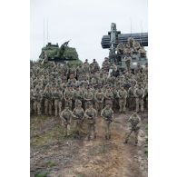 Rassemblement des troupes britanniques sur le terrain de manoeuvres de Tapa, en Estonie.