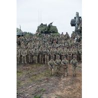 Rassemblement des troupes britanniques sur le terrain de manoeuvres de Tapa, en Estonie.