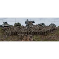 Rassemblement des troupes britanniques sur le terrain de manoeuvres de Tapa, en Estonie.