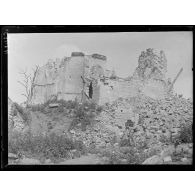 Braye-en-Laonnois (Aisne). Cinématographiste tournant une scène dans les ruines près de l'église. [légende d'origine]