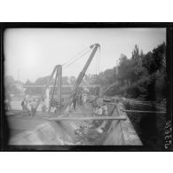 Soissons. Travaux de construction du pont sur l'Aisne. Le dragage de l'Aisne. [légende d'origine]