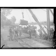 Soissons. Travaux de construction du pont sur l'Aisne. Déchargement de pierres. [légende d'origine]