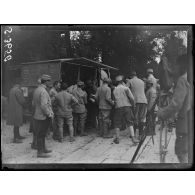 Soissons (Aisne). Offensive du 23 octobre 1917. Evacuation des blessés. [légende d'origine]