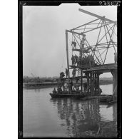 Soissons (Aisne). Construction d'un pont sur l'Aisne. Mise en place d'un pilotis, 3e phase. [légende d'origine]