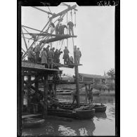 Soissons (Aisne). Construction d'un pont sur l'Aisne. Mise en place d'un pilotis, 4e phase. [légende d'origine]