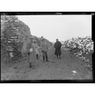 Craonne (Aisne). Un prince siamois et un colonel chinois visitant les ruines. [légende d'origine]