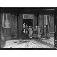 Villers-Cotterêts (Aisne). Scottish Women's Hospital. Entrée d'un blessé dans la salle de pansements. [légende d'origine]