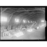 Serches (Aisne). Centre de l'A.T.A. La salle des engins de tranchées. [légende d'origine]