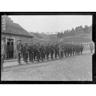 Serches (Aisne). Troupes américaines. Le maniement d'armes. [légende d'origine]