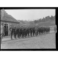 Serches (Aisne). Troupes américaines. Le maniement d'armes. [légende d'origine]