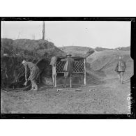 Allemant (Aisne). Batterie américaine en position. Les douilles de 75 sont rangées après le tir. [légende d'origine]