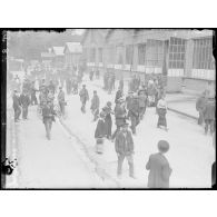 Cartoucherie de Vincennes. Rentrée des ouvrières et des ouvriers. [légende d'origine]