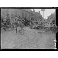 La Ferté-Milon (Aisne). Evacuation de civils. [légende d'origine]