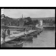 Cumières (Marne). Construction d'un pont de bateaux. [légende d'origine]