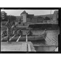 Cumières (Marne). Construction d'un pont de bateaux. [légende d'origine]