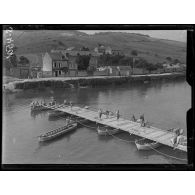 Cumières (Marne). Construction d'un pont de bateaux. [légende d'origine]