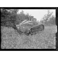 May-en-Multien (Seine-et-Marne). Tank Renault, manoeuvres diverses. [légende d'origine]