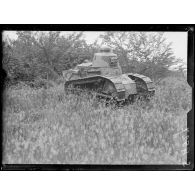 May-en-Multien (Seine-et-Marne). Tank Renault, manoeuvres diverses. [légende d'origine]