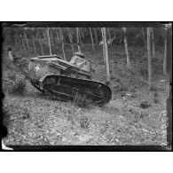 May-en-Multien (Seine-et-Marne). Tank Renault, manoeuvres diverses. [légende d'origine]