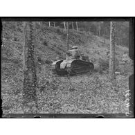 May-en-Multien (Seine-et-Marne). Tank Renault, manoeuvres diverses. [légende d'origine]