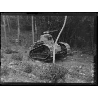 May-en-Multien (Seine-et-Marne). Tank Renault, manoeuvres diverses. [légende d'origine]