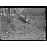 May-en-Multien (Seine-et-Marne). Tank Renault, manoeuvres diverses. [légende d'origine]