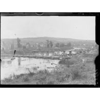 Saint-Mihiel (Meuse). Les passerelles sur la Meuse construites par les allemands et détruites et le pont de bateaux construit par le génie français. [légende d'origine]