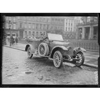 Cologne. Une auto anglaise sur la place du Dom. [légende d'origine]