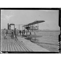 Cazaux. Visite du prince de Siam. Mise à l'eau d'un hydravion. [légende d'origine]