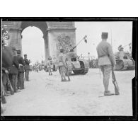 Paris 14 juillet 1919. Fête de la victoire. Le défilé des tanks. [légende d'origine]