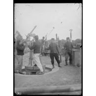 Cormeilles. Le fort. Poste DCA. Le canon de 37 et le télémètre spécial du lieutenant Brulle. [légende d'origine]