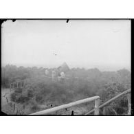 Cormeilles. Le fort. Poste DCA. Le projecteur. [légende d'origine]