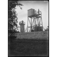 Conflans-Sainte-Honorine. Le projecteur isolé et son observatoire. [légende d'origine]