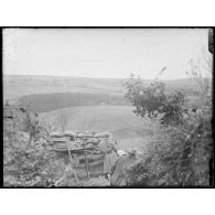 Bois Foulon. Vue du plateau de Vauclerc où éclatent nos obus de 155 dans les lignes allemandes. [légende d'origine]