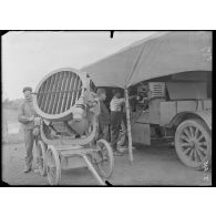 GRP. Thiais (Seine-et-Oise). Poste de D.C.A., son projecteur. [légende d'origine]