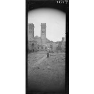 Verdun. 25-3-16. Rue Mazel. Cour de l'ancien évêché. [légende d'origine]