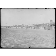 30 Juillet. Le Bourget. Perspective des hangars et baraquement des hommes (côté est). [légende d'origine]